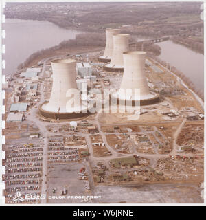 [Obliqua vista] TMI [Three Mile Island]; Portata e contenuto: Three Mile Island nucleare stazione di generazione dopo il marzo 1979 incidente nucleare. Foto Stock