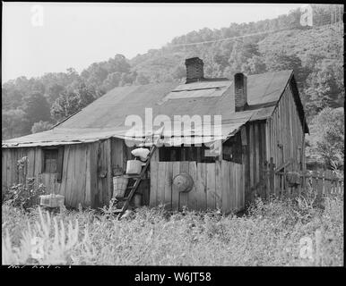 Oliver Hinkle's house per la quale egli paga 9 dollari mensili. Sua moglie ha costruito la veranda sul retro e piccolo indietro sala portaoggetti. Kentucky dritto Creek Coal Company, Belva miniera abbandonata dopo esplosione [a] dic. 1945, quattro miglia, Bell County, Kentucky. Foto Stock