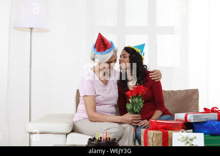 Anziana che festeggia il compleanno con la nipote Foto Stock