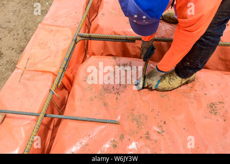 Australian builder esecuzione di fissaggio in acciaio opere di una nuova casa suburbana Foto Stock