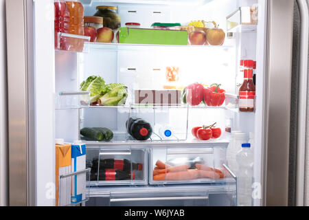 Foto di un frigorifero aperto pieno di frutta Foto Stock