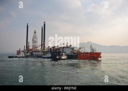 Vista aerea dei due impianti petroliferi offshore Piattaforme di perforazione 'Shengli 4' e 'Nuovo Shengli 1' di Sinopec Gruppo di aiutare la Nigeria sfruttare il petrolio e il gas a una porta Foto Stock