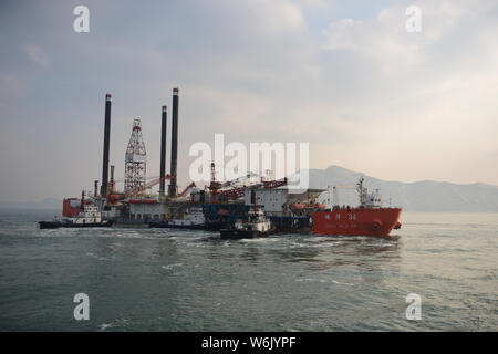 Vista aerea dei due impianti petroliferi offshore Piattaforme di perforazione 'Shengli 4' e 'Nuovo Shengli 1' di Sinopec Gruppo di aiutare la Nigeria sfruttare il petrolio e il gas a una porta Foto Stock