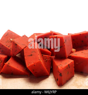 Dutch red formaggio. Pezzo solido Pesto rosso formaggio con paprica e pomodori Foto Stock