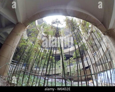 Vista dei 5 piani di spirale alta parcheggio in una zona residenziale di Chongqing Cina, 11 febbraio 2018. Le foto scattate sul 11 febbraio hanno dimostrato un 5-stor Foto Stock