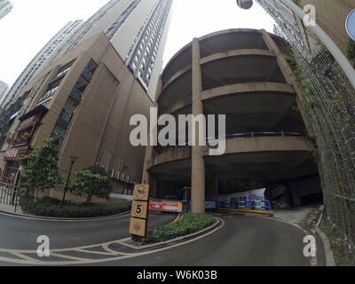 Vista dei 5 piani di spirale alta parcheggio in una zona residenziale di Chongqing Cina, 11 febbraio 2018. Le foto scattate sul 11 febbraio hanno dimostrato un 5-stor Foto Stock