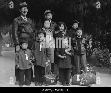 Fotografia di membri della famiglia Mochida in attesa di evacuazione - NARA - 537505 - Restauro Foto Stock