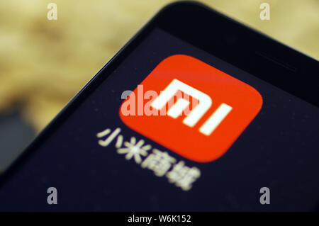 --FILE--un cinese telefono cellulare utente guarda l'icona dell mobile app Mi negozio di smartphone cinese Xiaomi maker in Ji'nan city, est della Cina di Shandong Foto Stock