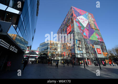 Vista la quasi quadrato vuoto a Sanlitun area dello shopping in vista delle prossime nuovo anno lunare cinese o la festa di primavera a Pechino in Cina, 1 Foto Stock