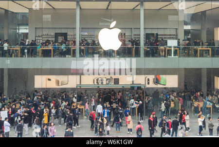 --FILE--i clienti in coda davanti a un negozio Apple Store nella città di Chengdu, a sud-ovest della Cina di provincia di Sichuan, 5 novembre 2017. Apple Inc investirà in Foto Stock