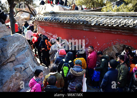 I turisti affollano l'estate Palazzo, un Giardino Imperiale, durante il nuovo anno lunare cinese vacanza, anche noto come Festival di Primavera, a Pechino, in Cina, 20 Foto Stock