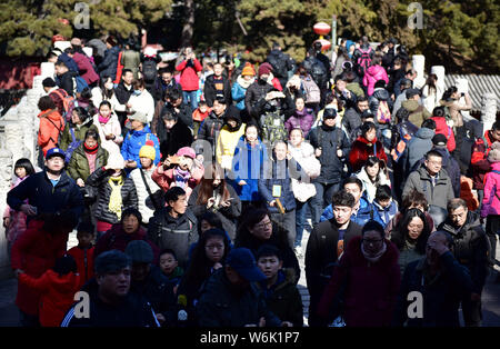 I turisti affollano l'estate Palazzo, un Giardino Imperiale, durante il nuovo anno lunare cinese vacanza, anche noto come Festival di Primavera, a Pechino, in Cina, 20 Foto Stock