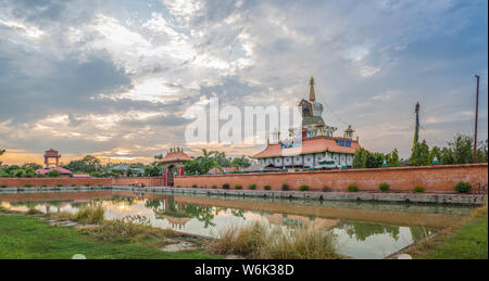 Una vista del Drigung Kagyud Dharmaraja Foundation stupa in Lumbini al tramonto. Foto Stock