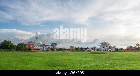 Il centro mondiale per la pace e l unità a Lumbini, il Nepal al tramonto. Foto Stock