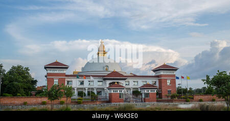 Il centro mondiale per la pace e l unità a Lumbini, il Nepal al tramonto. Foto Stock