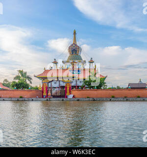 Una vista del Drigung Kagyud Dharmaraja Foundation stupa in Lumbini al tramonto. Foto Stock