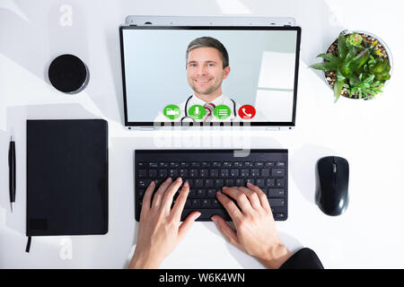 I mediatori Videochatting con il suo medico su Laptop Foto Stock