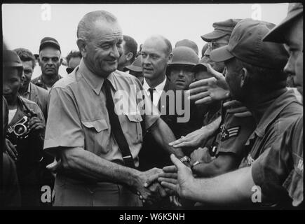 Il presidente Lyndon B. Johnson saluta le truppe americane in Vietnam, 1966., 1961 - 1974; Note Generali: Utilizzo di guerra e di conflitto numero 395 quando si ordina una riproduzione o la richiesta di informazioni su questa immagine. Foto Stock