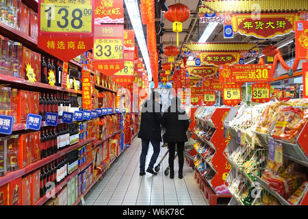 --FILE--i clienti a fare acquisti di beni per la prossima festa della primavera o il nuovo anno lunare cinese (anno del cane) in Cina a Shanghai, 26 gennaio 2018. Cina Foto Stock