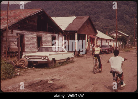 RAND, WV., con gran parte della sua popolazione vive in condizioni di povertà, ha molte strade non asfaltate, substandard case, e JUNKED AUTOMOBILI Foto Stock