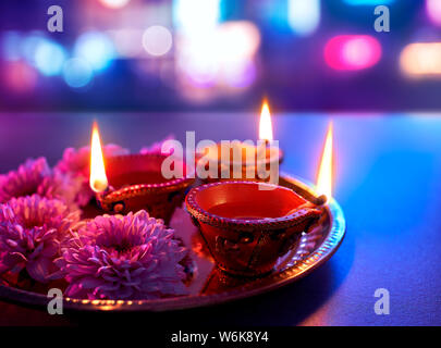 Felice Diwali - argilla colorata diya lampade accese durante la celebrazione diwali Foto Stock