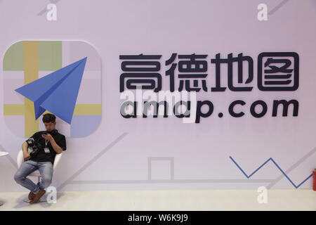 --FILE--un visitatore viene visto allo stand di AutoNavi (amap.com), la mappa cinese e il fornitore di servizi di dati durante il XVII Shanghai International Autom Foto Stock