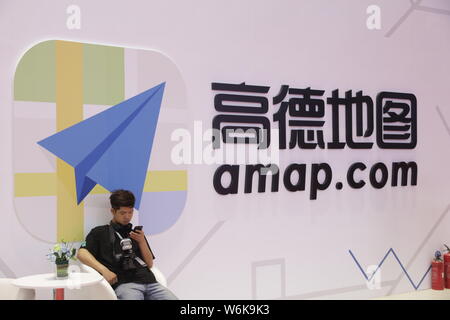 --FILE--un visitatore viene visto allo stand di AutoNavi (amap.com), la mappa cinese e il fornitore di servizi di dati durante il XVII Shanghai International Autom Foto Stock