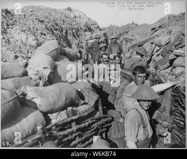 Riparare la linea anteriore trincea dopo l esplosione di bomba di cinquanta metri dalle trincee nemiche. D. W. Griffith in abiti civili. Durante le riprese di Motion Picture cuori del mondo in Francia, 1917. 1917 - 1919; Note Generali: Utilizzo di guerra e di conflitto numero 523 quando si ordina una riproduzione o la richiesta di informazioni su questa immagine. Foto Stock