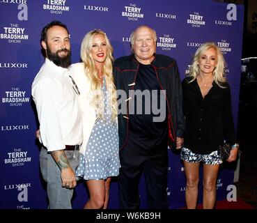 Las Vegas, NV, Stati Uniti d'America. 1 agosto, 2019. Noè Hester, Lacey Hester, Terry Bradshaw, Tammy Bradshaw presso gli arrivi per il Terry Bradshaw Mostra apertura notturna al debutto, Luxor Hotel and Casino Las Vegas NV Agosto 1, 2019. Credito: JA/Everett raccolta/Alamy Live News Foto Stock