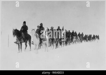 Ritorno di Casey's scout dalla lotta a Wounded Knee, 1890--91. Soldati a Cavallo plod attraverso la neve Foto Stock