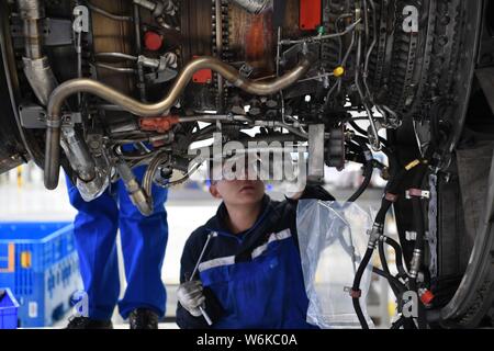 Un lavoratore cinese ripara un motore aeronautico presso il Sichuan Aero-Engine servizi impresa di manutenzione (SSAMC), l'Asia la più grande motore aeronautico mainte Foto Stock