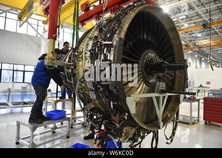 Un lavoratore cinese ripara un motore aeronautico presso il Sichuan Aero-Engine servizi impresa di manutenzione (SSAMC), l'Asia la più grande motore aeronautico mainte Foto Stock