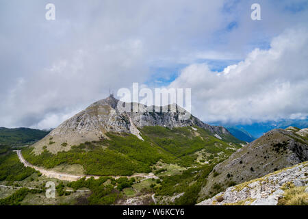 Montenegro, picco di montagna nel verde paesaggio del parco nazionale di Lovcen coperto da alberi e foresta Foto Stock