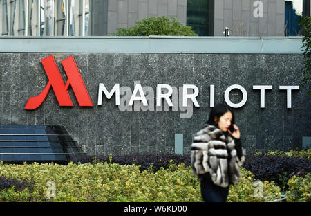 --FILE--un pedone cammina davanti a un Marriott Hotel di Marriott International in Hangzhou, est della Cina di provincia dello Zhejiang, 11 gennaio 2018. Shangh Foto Stock