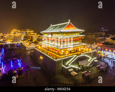 Vista del Campanile di notte a Xi'an City, Cina nord-occidentale della provincia di Shaanxi, 28 gennaio 2018. Foto Stock