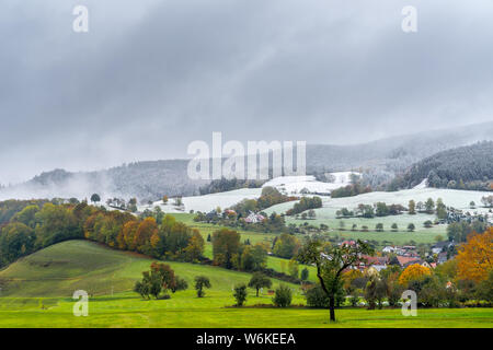 Germania, splendida foresta nera paesaggio in autunno parzialmente coperto da neve Foto Stock