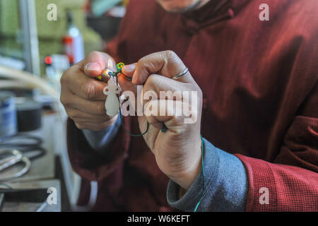 --FILE -- il figlio di cinesi Liuli master artigianale Xing Lanxiang fa un Liuli artwork, un antico tipo di vetro cinese, al suo studio a Pechino, Ch Foto Stock