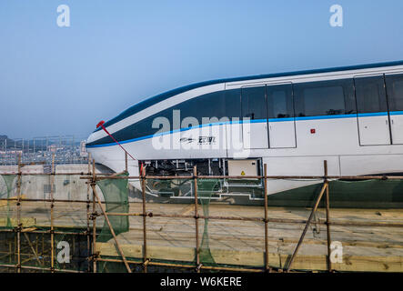 Un treno di 'Yungui' o 'SkyRail' monorotaia sistema sviluppato da cinesi di nuova energia il costruttore del veicolo BYD è installato nel Guang'an City, Foto Stock