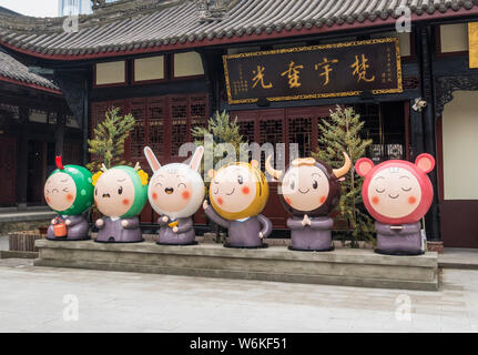 Sculture molto belle con le forme di (da destra), di ratto OX, Tiger, il coniglio, il drago e il serpente di zodiaco cinese sono in mostra al tempio Daci in Foto Stock