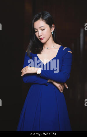 Attrice cinese Li Bingbing pone per foto ritratto durante un'intervista in esclusiva da Imaginechina a Pechino in Cina, 15 gennaio 2018. Foto Stock