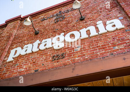 Luglio 26, 2019 Palo Alto / CA / STATI UNITI D'AMERICA - Patagonia segno esposto sopra la porta di ingresso per il negozio si trova nel centro cittadino di Palo Alto Foto Stock