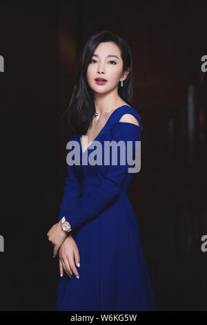 Attrice cinese Li Bingbing pone per foto ritratto durante un'intervista in esclusiva da Imaginechina a Pechino in Cina, 15 gennaio 2018. Foto Stock