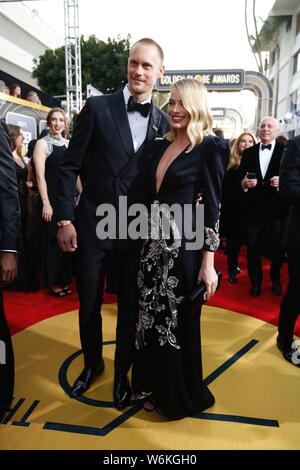 Attrice australiana Margot Robbie, destra arriva sul tappeto rosso per il settantacinquesimo Golden Globe Awards a Los Angeles, California, USA, 7 gennaio 2018. Foto Stock