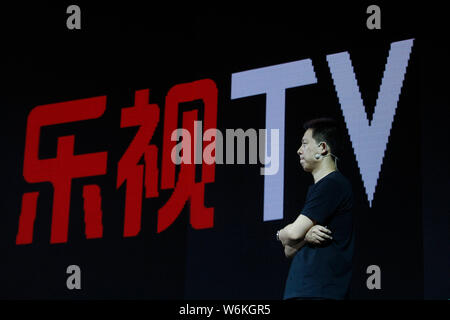 --FILE--Jia Yueting, presidente di Leshi Internet Information e Technology Corp. e presidente di Letv.com, offre un discorso per introdurre la sma Letv Foto Stock