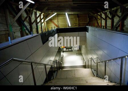 Berlino, Germania. 01 Ago, 2019. Un'entrata della metropolitana della linea metropolitana U5 nella parte anteriore del rosso Municipio è ancora chiuso con le schede. Credito: Carsten Koall/dpa/Alamy Live News Foto Stock