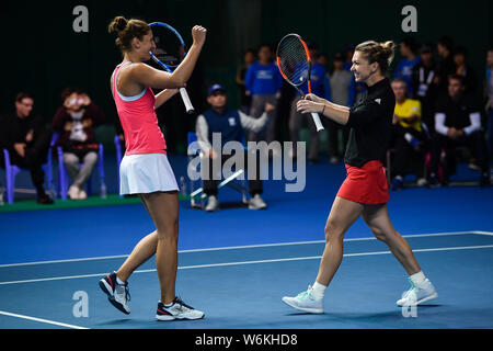 Simona Halep della Romania, destra, interagisce con il suo connazionale Irina-Camelia Begu come hanno giocato contro Barbora Krejcikova e Katerina Siniakova di Foto Stock