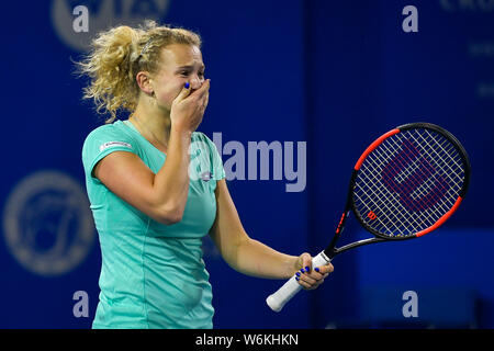 Katerina Siniakova della Repubblica ceca reagisce dopo aver sconfitto Maria Sharapova della Russia nel loro semi-finale di donne singoli durante il WTA 2018 Foto Stock