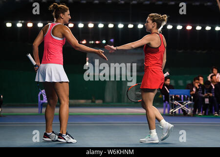 Simona Halep della Romania, destra, interagisce con il suo connazionale Irina-Camelia Begu come hanno giocato contro Barbora Krejcikova e Katerina Siniakova di Foto Stock