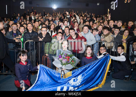 Attrice cinese Zhang Ziyi, centro pone per le foto con i fans durante un evento promozionale per il suo film "Sempre giovani' nella città di Chengdu, southwest Chi Foto Stock