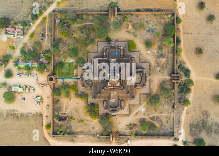 Vista da sopra, splendida vista aerea del bellissimo tempio Dhammayangyi in Bagan zona archeologica durante il tramonto. Bagan, Myanmar. Foto Stock